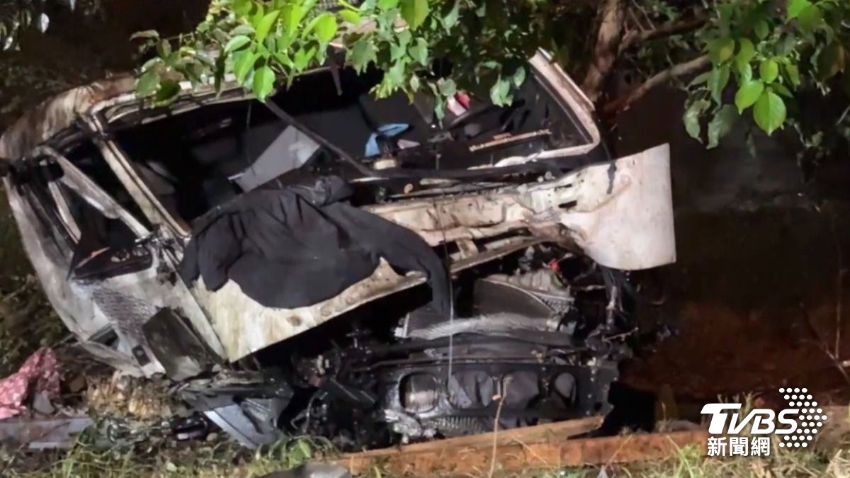拖板車車頭掉落橋下平地,過程中駕駛遭拋飛車外死亡。(圖/TVBS)