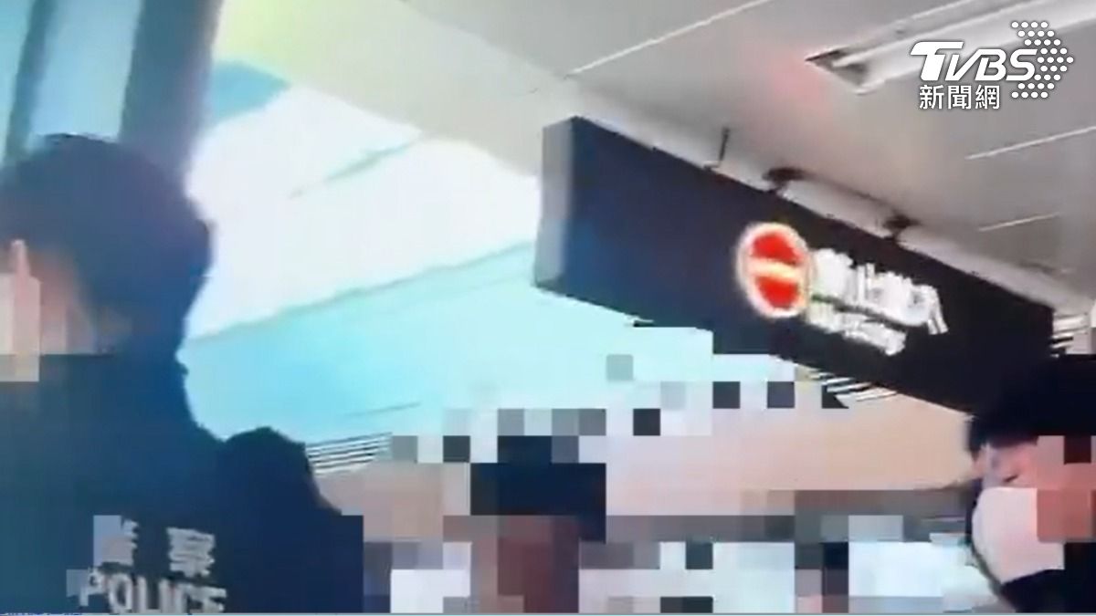 警方到場後將涉案人士依社維法送辦。（圖／TVBS）
