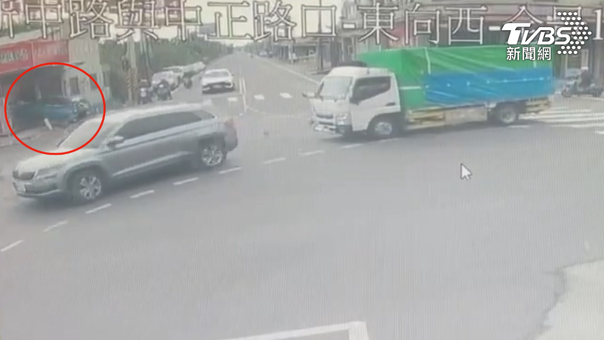 小貨車高速行駛,擦撞到前方藍色汽車後,該車往前噴飛,直接衝進檳榔攤內,過程中還差點撞到一名機車騎士。(圖/TVBS)