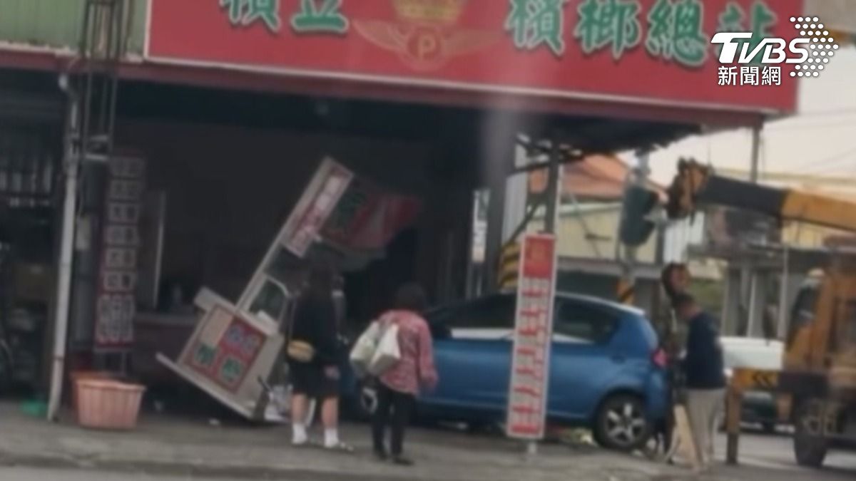 現場藍色汽車卡在檳榔攤內的畫面,整個攤子都被撞歪,拖吊業者緊急到場協助處理。(圖/翻攝Threads_chen.031)
