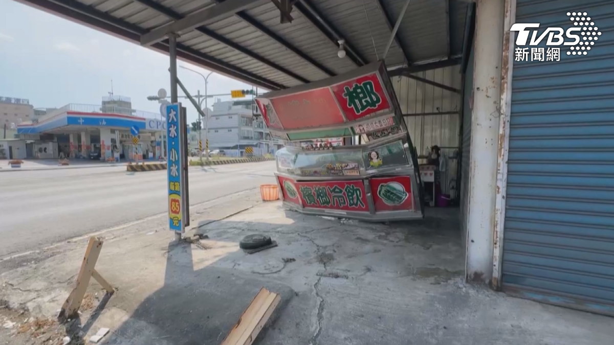 檳榔攤遭撞後攤車全毀,玻璃破裂,接下來除了要維修之外,還有好幾個工作天無法營業。(圖/TVBS)