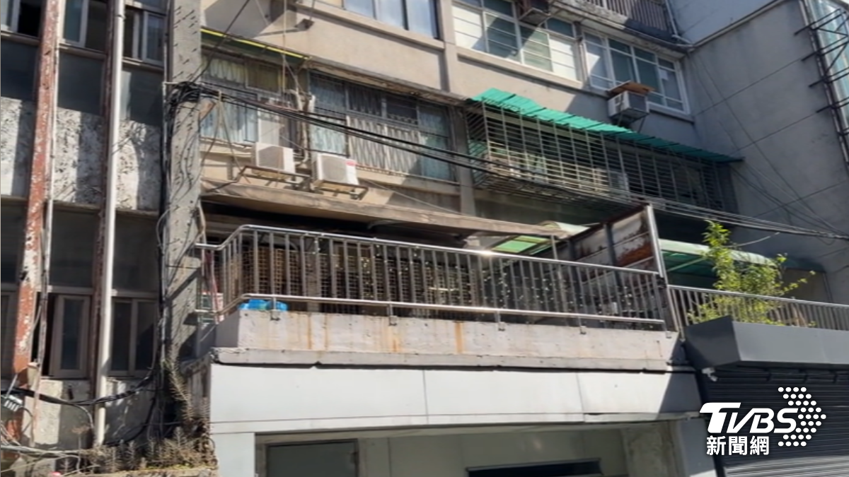 東區熱鬧街頭民宅暗藏賭場。(圖/TVBS)