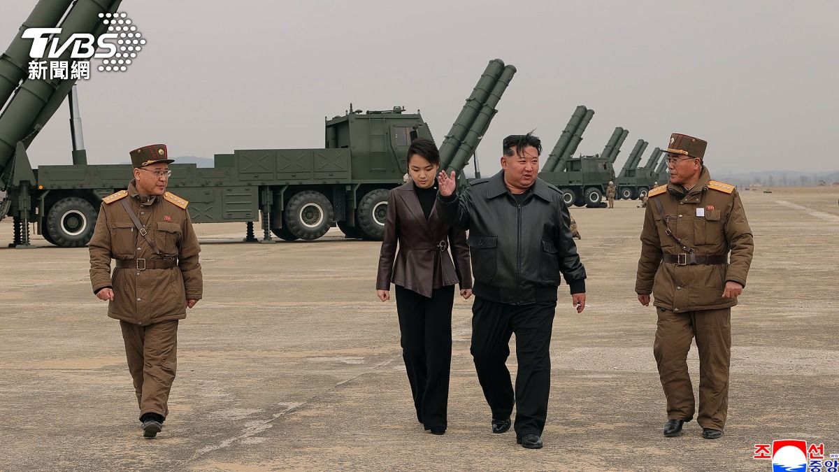 北韓領導人金正恩帶女兒金主愛視察多管火箭系統實彈測試。（圖／達志影像美聯社）