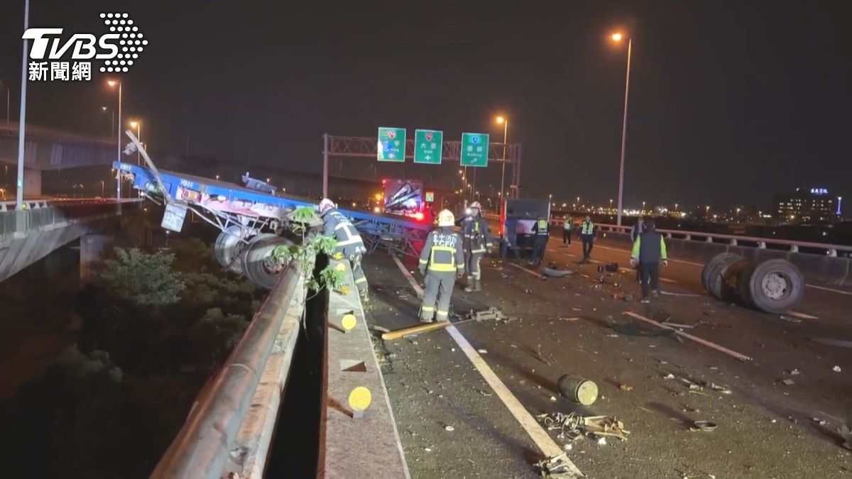 國3聯結車自撞「車頭墜10米深」 24歲駕駛拋飛亡引5車連環撞。(圖/TVBS)