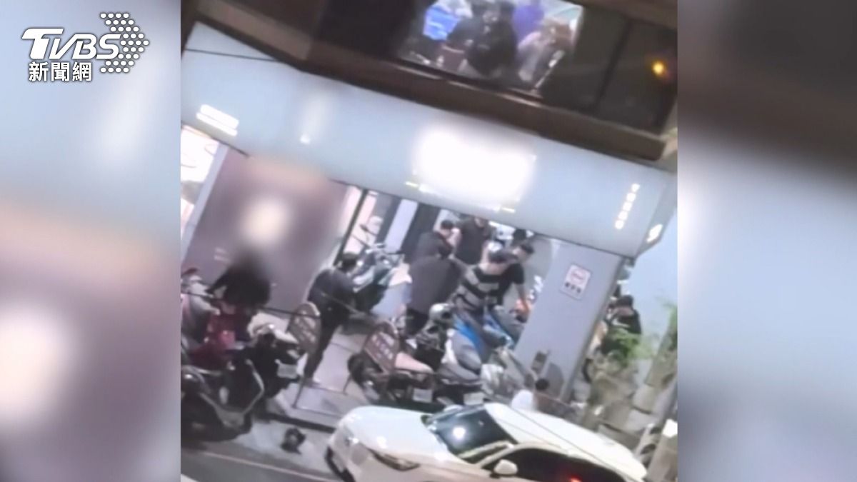 台中牌桌噴垃圾話!6男樓下狂毆 樓上打牌強烈對比。(圖/TVBS)