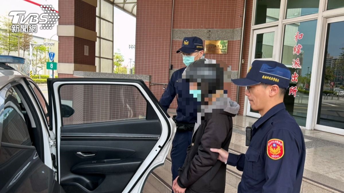 15日姚姓男子被移送時，神情看起來相當冷靜，全程一言不發，隨後坐上警車被送往地檢署複訊。（圖／TVBS）