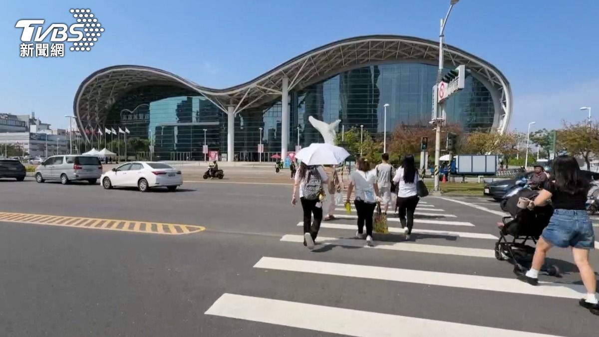 在高雄的婦幼展內,一名孕婦在女廁洗手時,突然被陌生人撞了一下,詢問對方為何要突然撞擊,孕婦反而還被推了一把。(圖/TVBS)