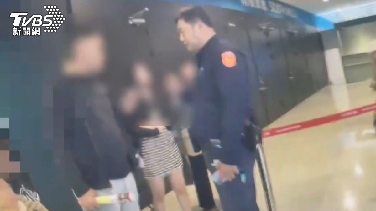 員警到場安撫雙方情緒,詢問當事人是否要前往派出所或提出告訴。(圖/TVBS)