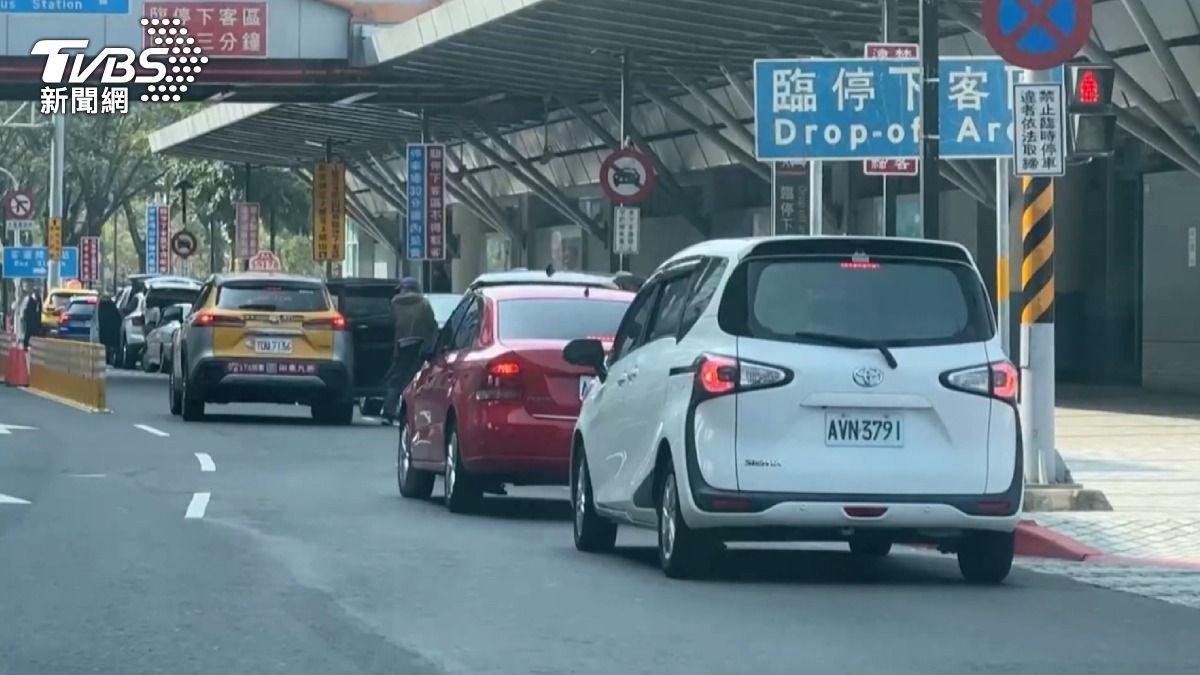 台灣燈會讓嘉義人滿為患，想要搭接駁車都一位難求，有遊客想搭小黃計程車到高鐵站，卻遇到運將坐地起價。（圖／TVBS）