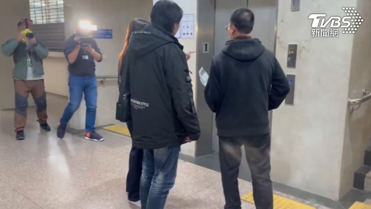 張姓男子（左）經檢察官訊問後遭羈押禁見。（圖／潘千詩攝）