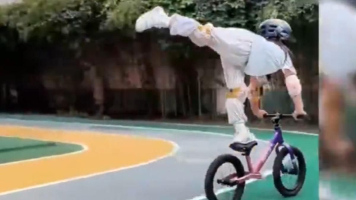 中國大陸山東一間幼兒園,注重孩童體能訓練。才4、5歲的學生,已經能完成跳馬、障礙單槓等高難度動作,網友形容學校操場就像練兵場。(圖/微博)