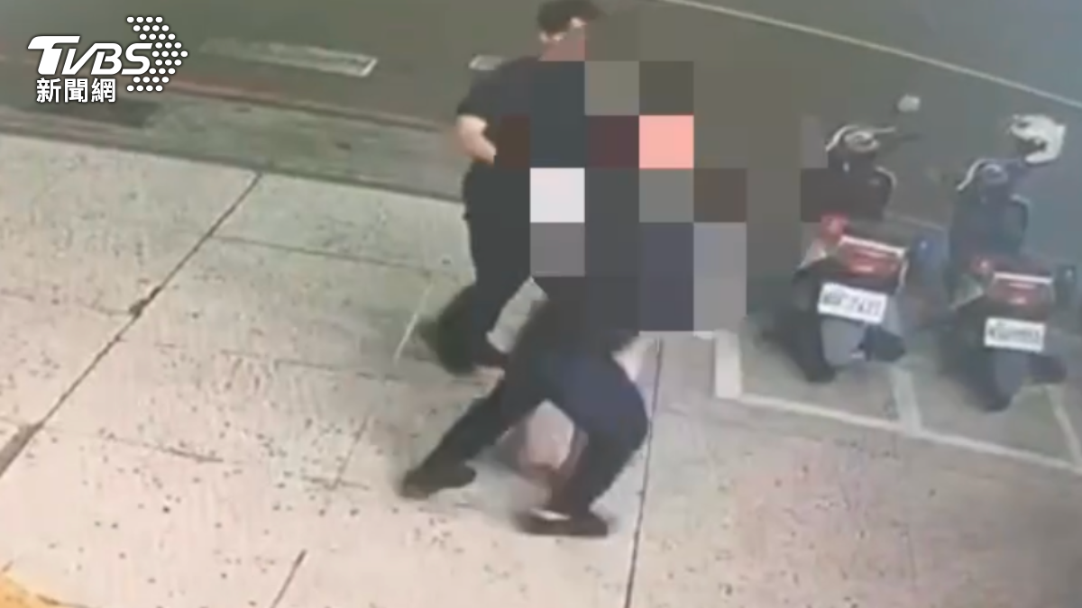 員警立即追出將洪男逮捕。(圖/TVBS)