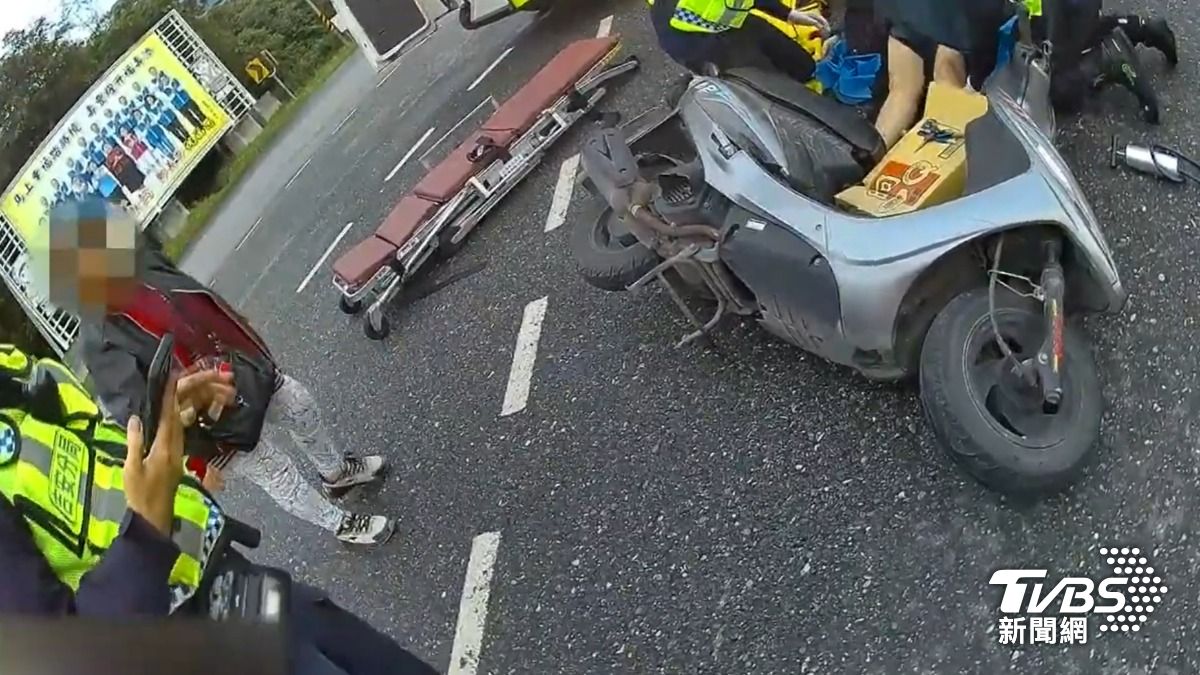 有片/花蓮婦無照騎車「鬼切」撞同向轎車 當場昏迷進加護插管
