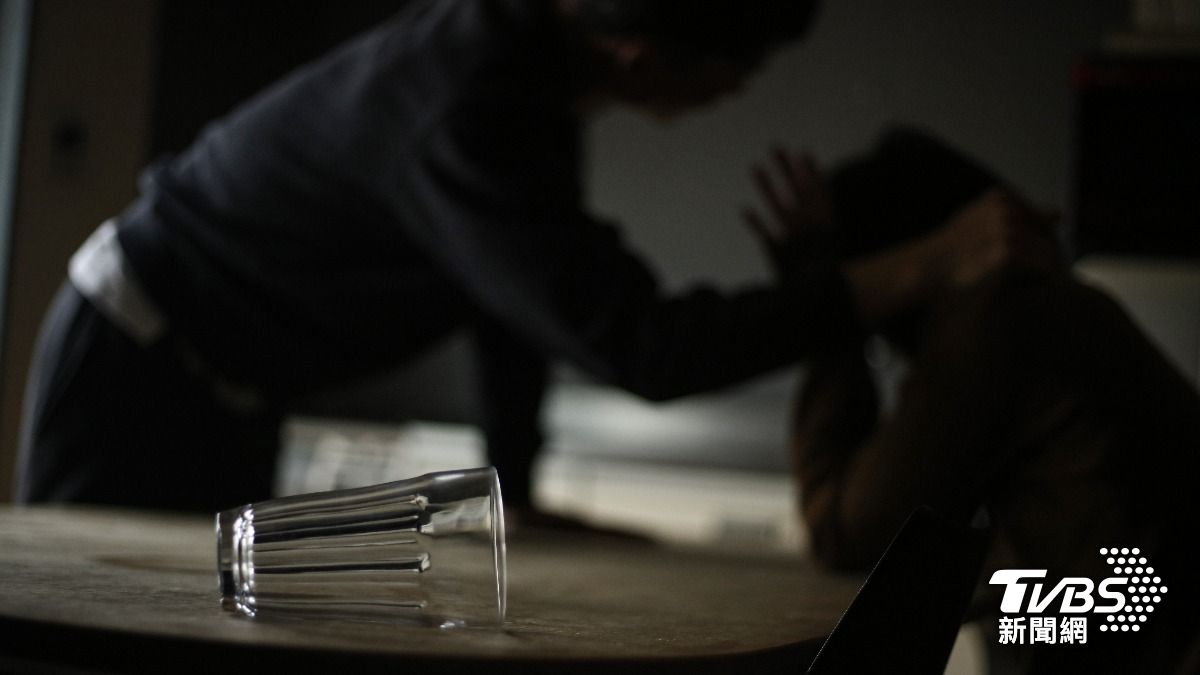 台中父持刀嚇兒子！買零食開玩笑「沒買就殺你」　未和解下場曝