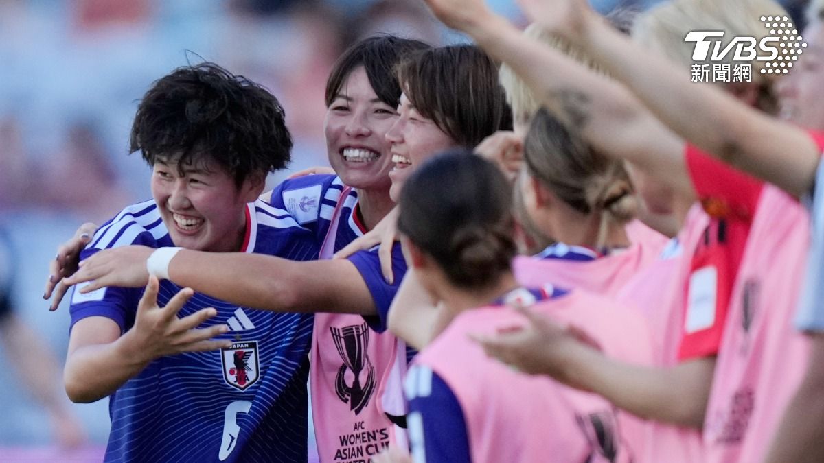 日本選手古賀(左)在雪梨舉行的女子亞洲盃八強賽中攻入第二球後,在場邊慶祝。(圖/達志影像美聯社)