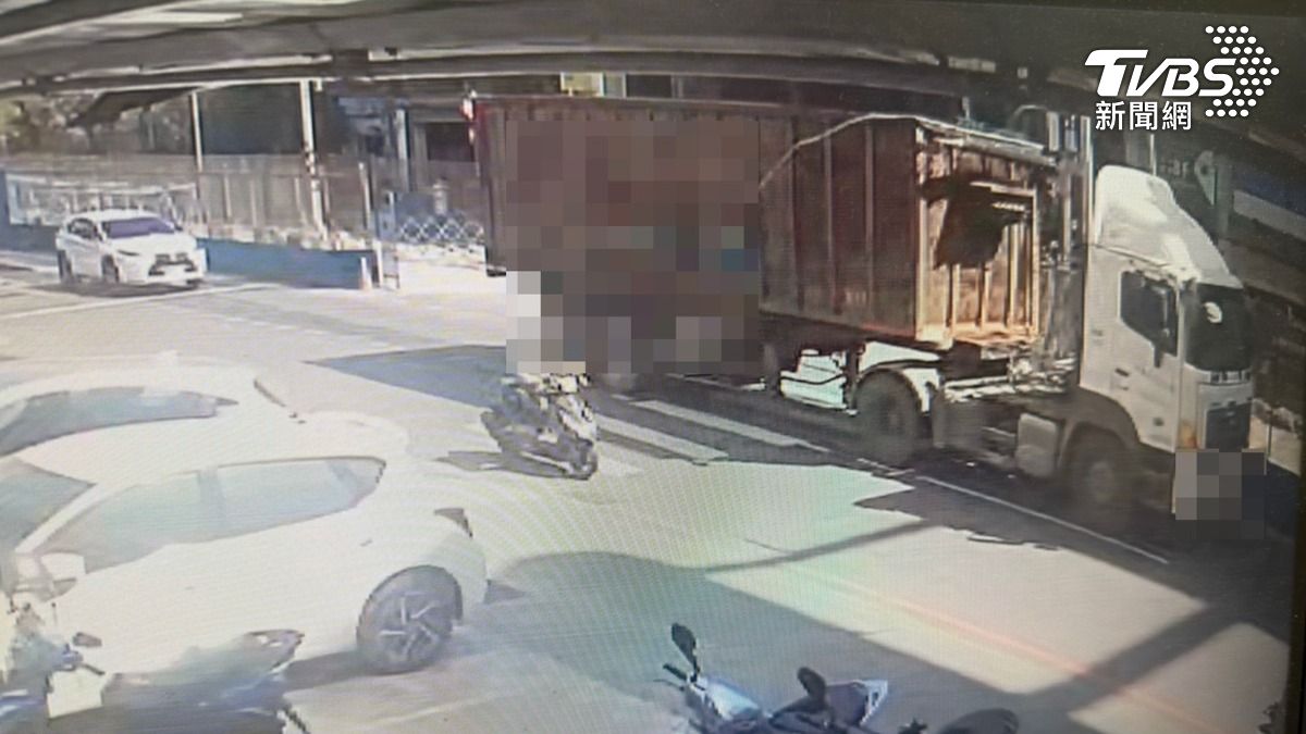 原本乾淨的路面,直到一部大貨車停等紅燈經過後,就變得髒兮兮一片,研判是這時不小心漏油(圖/TVBS)