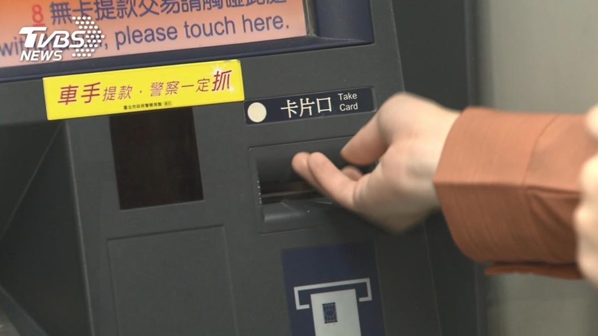 詐騙集團要求被害人提供無卡提款序號、密碼,避免銀行發現異狀。 (示意圖/TVBS)