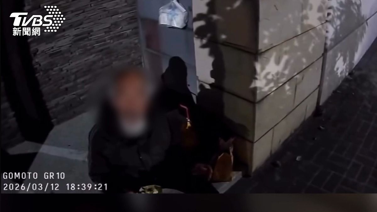 外送員送餐驚見「阿伯坐門口啃漢堡」　心虛稱「沒有人我拿來吃了」(翻攝threads_lyf.1101)
