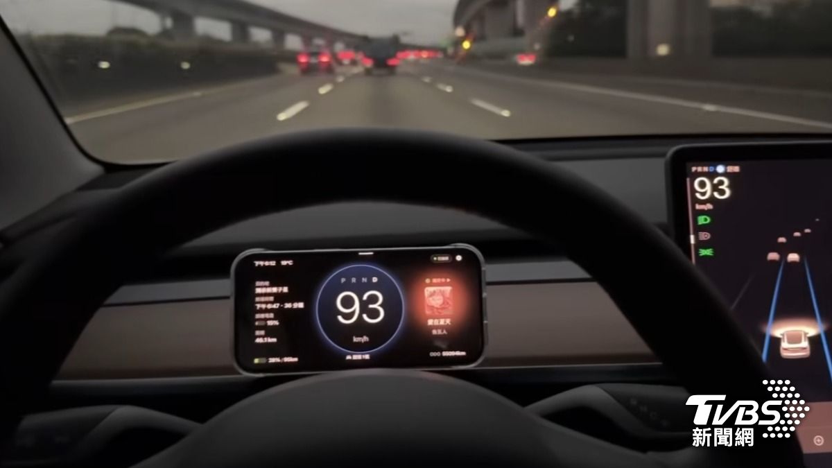 有特斯拉車主開發一款APP「Dashla」,手機下載後,用藍牙配對車輛,30秒就讓手機變儀表板。(圖/TVBS)