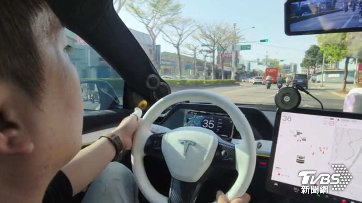 實際使用發現,「Dashla」APP能即時顯示時速、檔位、電量,還有地圖整合即時路況和測速提醒。(圖/TVBS)