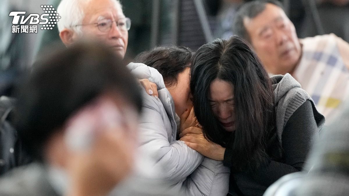 2024年12月30日,得知墜機消息後,乘客家屬情緒崩潰。(圖/達志影像美聯社)