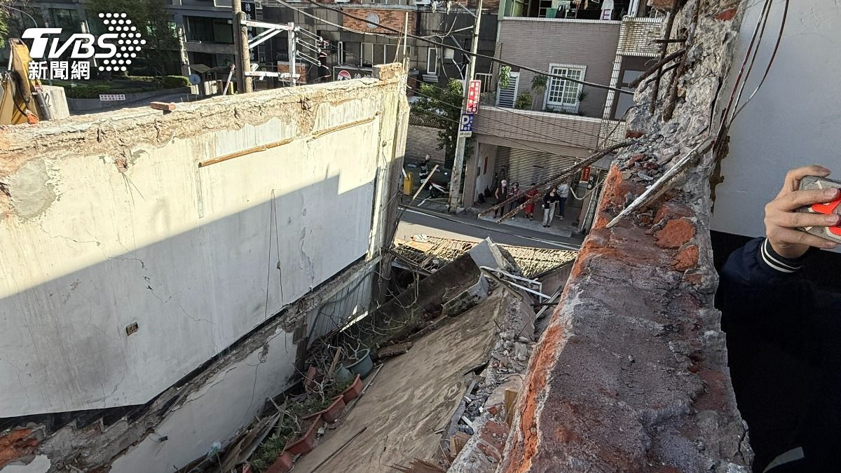 透天厝開挖鄰房倒塌,桃園建管處重罰27萬勒令停工。(圖/TVBS)