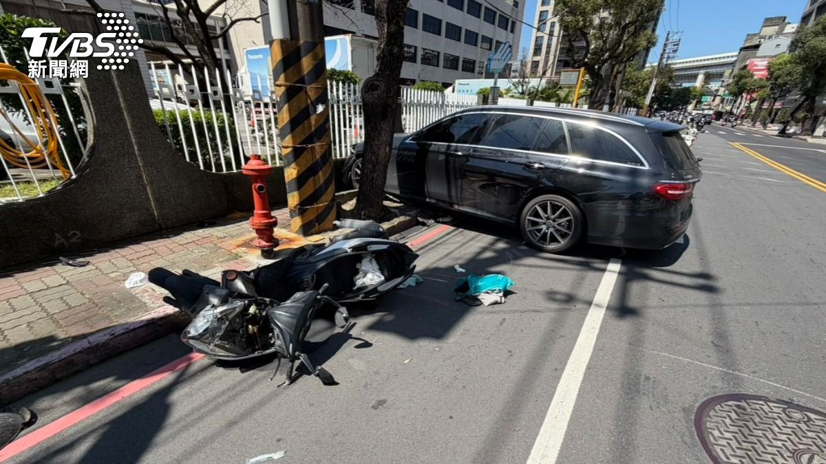 休旅車巷內暴衝至路口撞上機車。(圖/TVBS)