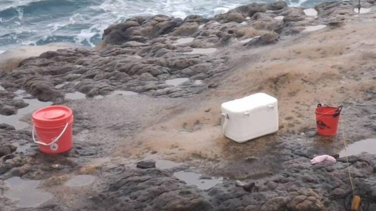 海岸邊留下水桶、釣具,搜救人員把握黃金時間進行搜救。(圖/翻攝畫面)