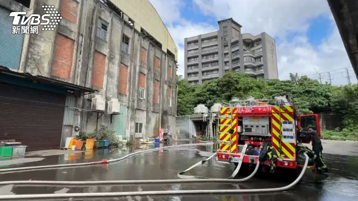 基隆市中山區中和路一間廢棄工廠發生氨氣外洩事件。(圖/TVBS)