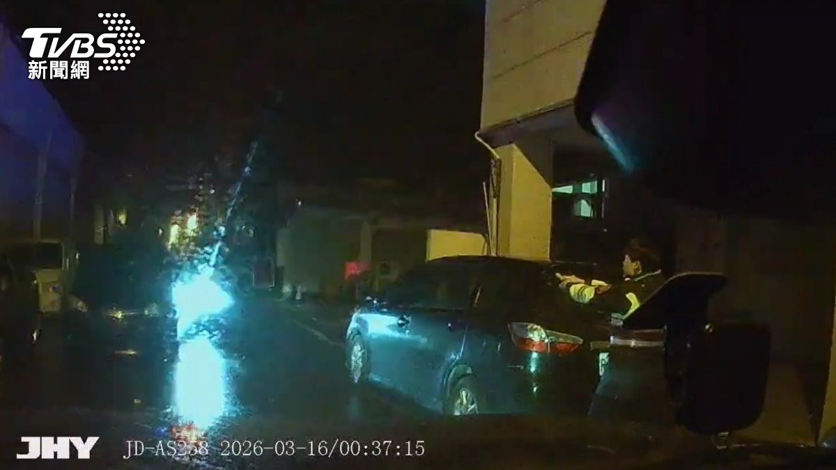 無牌車拒檢撞警車,警朝車輪開槍逮2男。(圖/TVBS)
