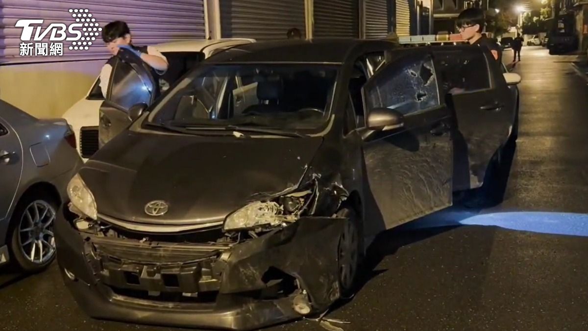 無牌車拒檢撞警車,警朝車輪開槍逮2男。(圖/TVBS)