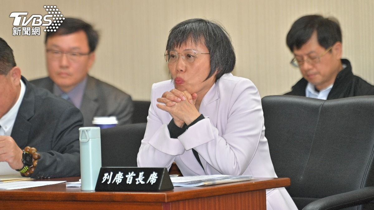 當民眾黨立委李貞秀上台質詢要內政部長劉世芳上台時,劉不為所動。(圖/胡瑞麒攝)