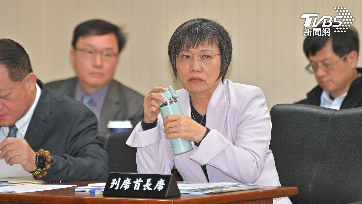 當民眾黨立委李貞秀上台質詢要內政部長劉世芳上台時,劉不為所動。(圖/胡瑞麒攝)
