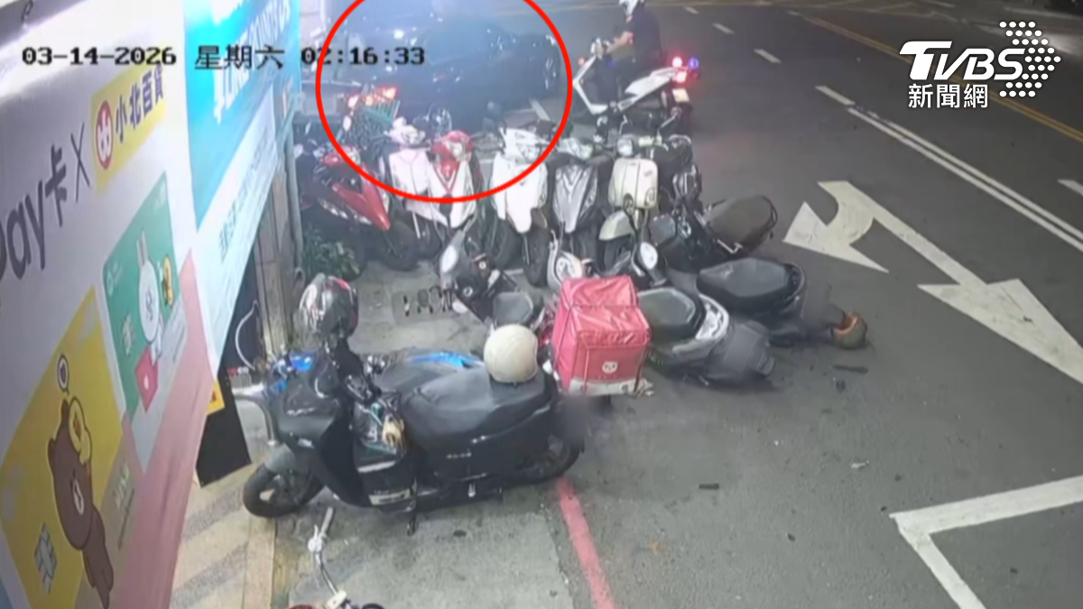 高雄市14日一名賴姓男子駕車倒退時疑似油門暴衝，一口氣撞倒24輛機車。（圖／TVBS）