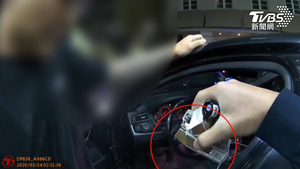 員警在處理過程中發現賴姓男子神色異常，並在駕駛座香菸盒內查獲安非他命。（圖／TVBS）