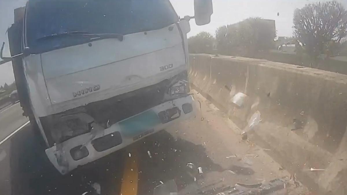 國道一號北向高雄岡山路段13日上午11時許發生嚴重四車連撞事故,共造成3人受傷送醫。(圖/翻攝_WOWtchout)