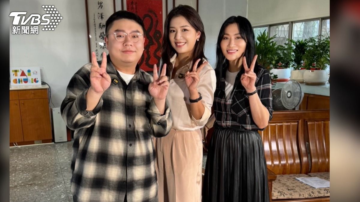 侯湘婷(中)凍齡美貌讓採訪團隊驚呆。(圖/TVBS)