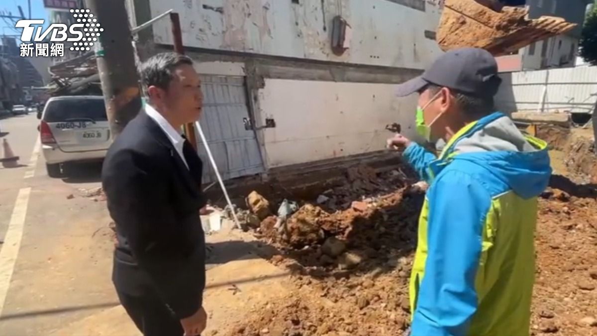 鄰屋施工老屋坍塌,屋主批營造商未照標準流程。(圖/TVBS)