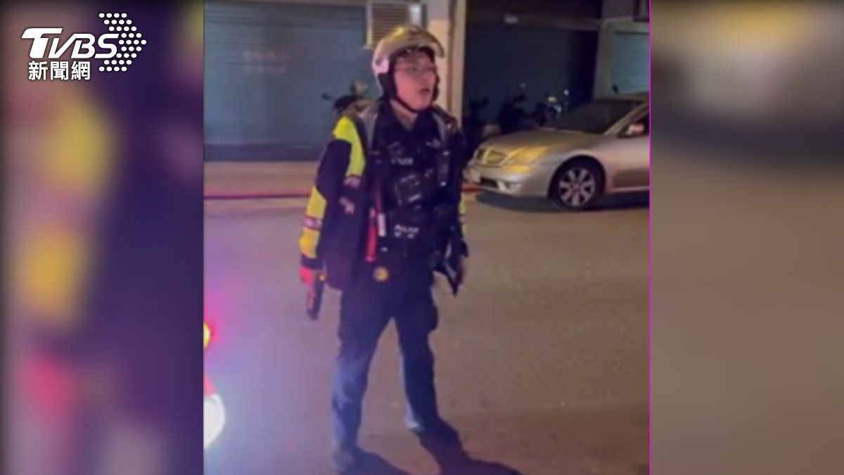 開罰違規女騎士遭親友團嗆聲,員警亮電擊槍警戒。(圖/TVBS)