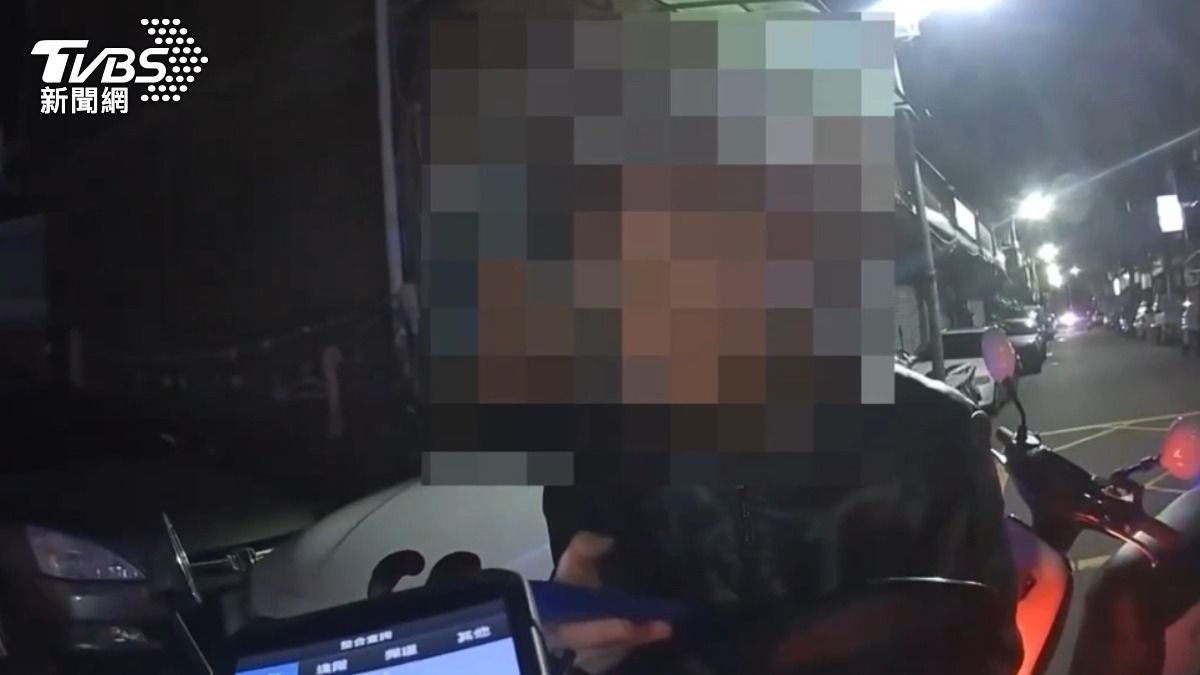 警方表示查驗身分遭男子拒絕。(圖/TVBS)