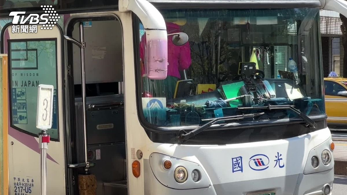 兩名乘客在客運1815上互相咆哮,讓車上不少民眾嚇壞。(圖/TVBS)