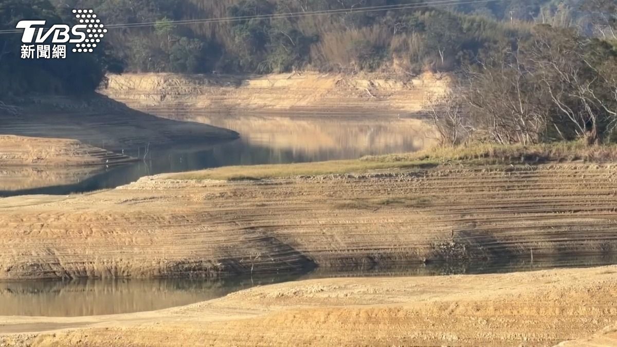 永和山水庫現「神殿遺跡」景 居民憂:恐又大乾旱。(圖/TVBS)