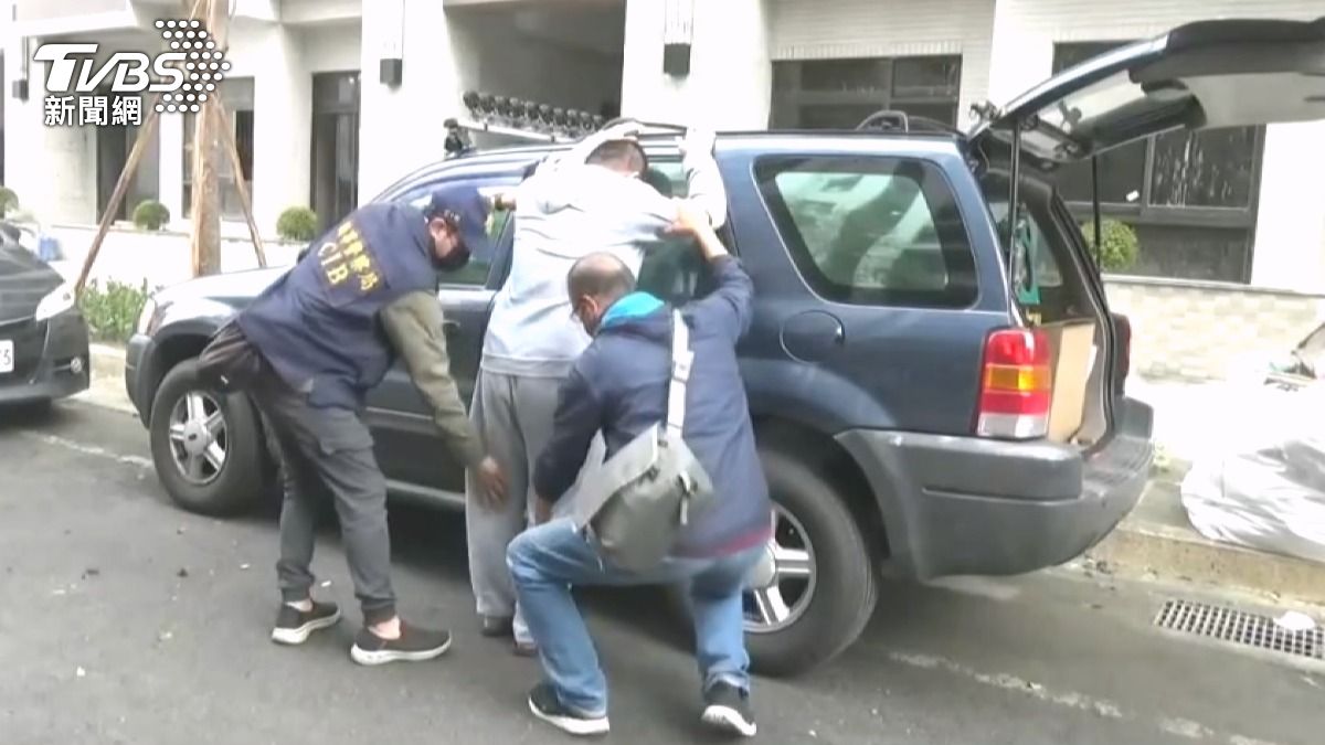破獲詐騙機房驚見「百張人頭卡」 通訊行鎖定移工冒辦轉售撈千萬。(圖/TVBS)