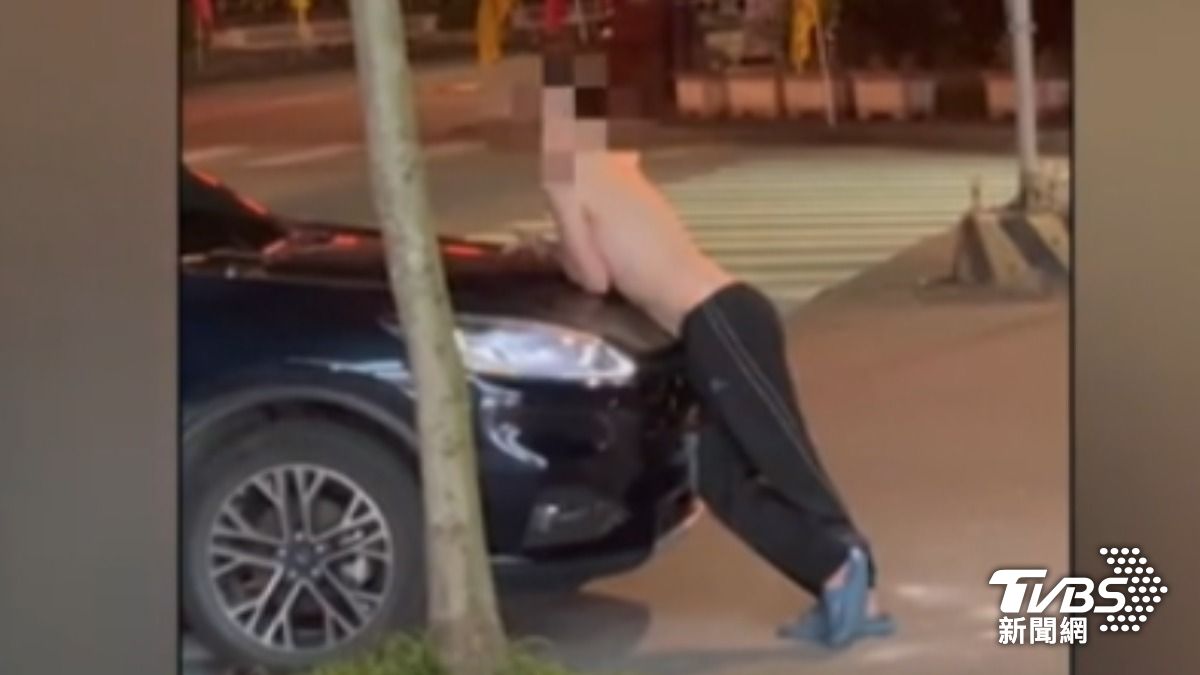 闖超商偷噴霧,沿街猛噴又砸車,警到場男竟「趴」警車引擎蓋。(圖/h_20417 threads)