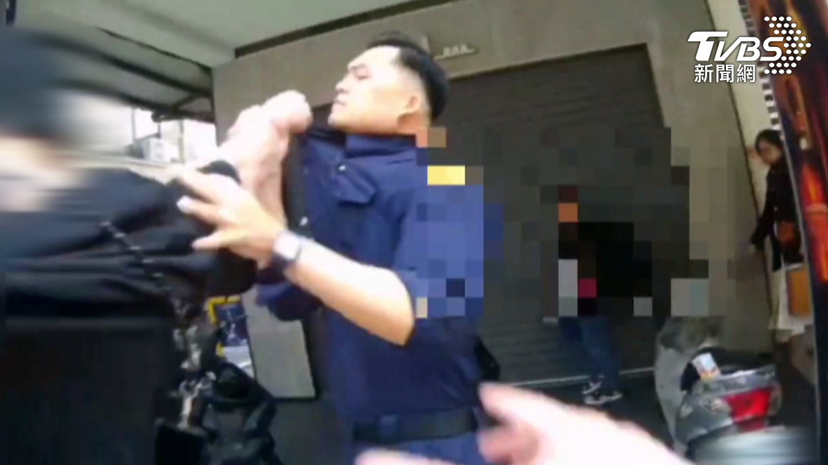 高雄前金區15日一名男子酒後與店家發生衝突,不僅在店內隨地便溺,還拉扯到場處理員警的衣領。(圖/TVBS)