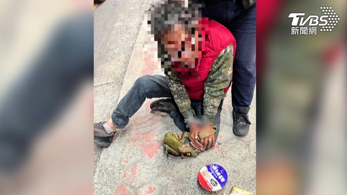 台南安南區兩名民眾發現可疑男子後,當場將竊賊逮個正著並立即報警處理。(圖/TVBS)