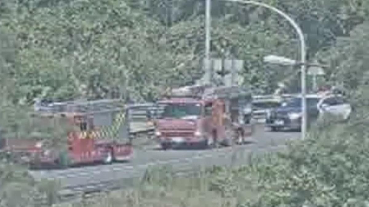 國三甲發生水泥車翻覆意外,警消趕抵現場。(圖/翻攝自國道即時影像)