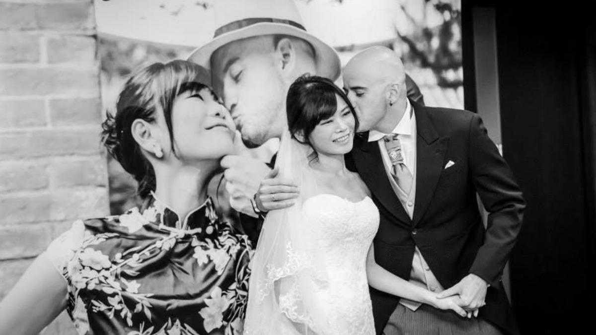 吳鳳發出當年的婚紗照,放閃愛妻。(圖/翻攝吳鳳臉書)