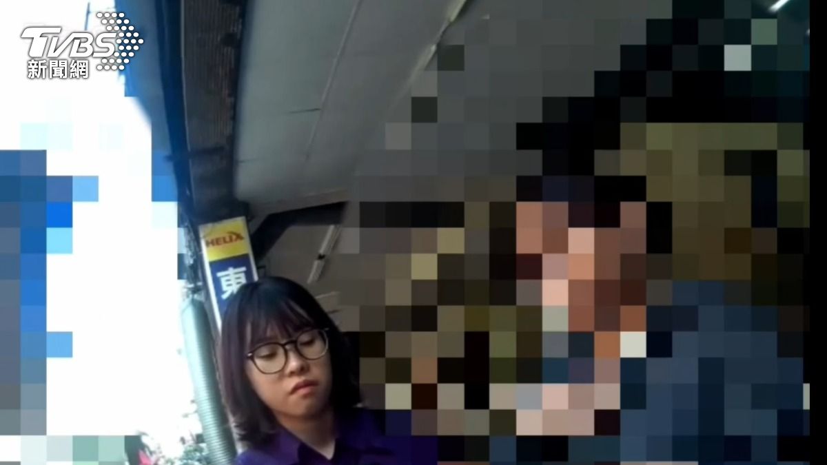 警方到場後,報案人與業者仍在爭論。(圖/TVBS)