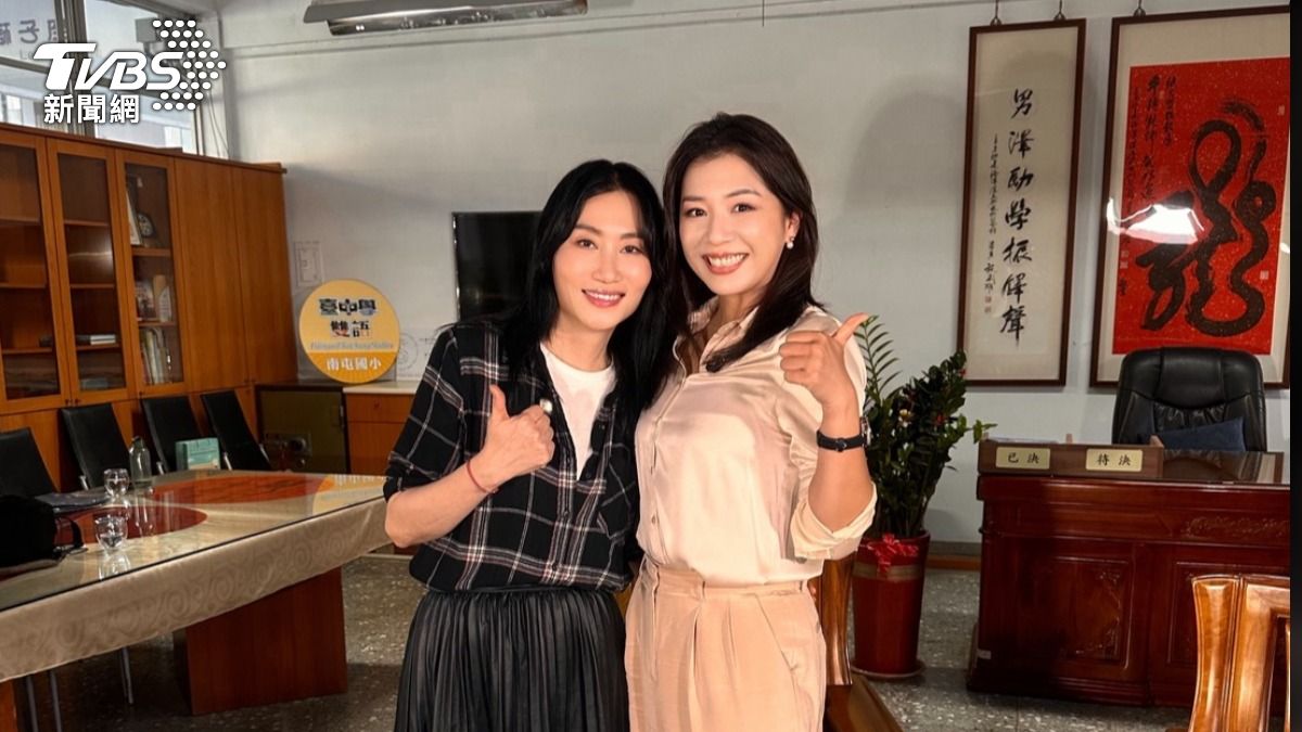 侯湘婷(右)接受《TVBS 娛樂頭條 T Talk》專訪,現場也高歌成名曲,陷入滿滿回憶殺。(圖/TVBS)